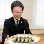 東京・銀座で販売するマイスター工房八千代の看板商品「天船巻きずし」をＰＲする竹田典高社長＝姫路商工会議所