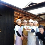 古民家を改装した店舗と、スタッフら＝姫路市豊富町神谷