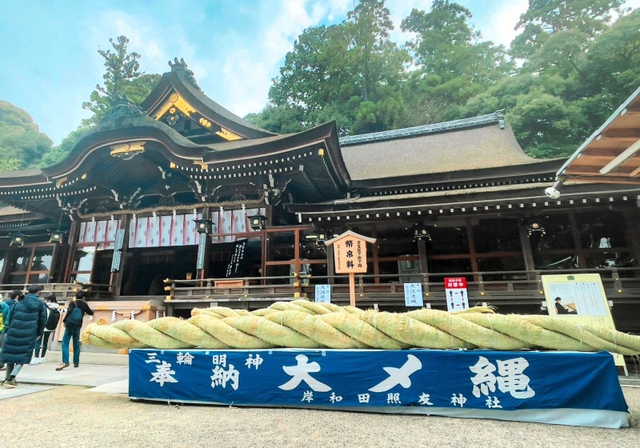 昨年１２月に奉納された大しめ縄＝大神神社（本田商店提供）