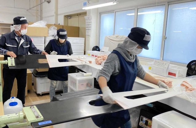 再建した工場でタイツを生産する従業員ら＝サン・エース