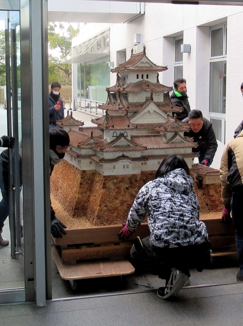 細心の注意を払って搬入されるお菓子の姫路城＝城内図書館（姫路市提供）