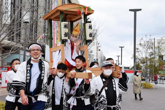 福娘をかごに乗せ、練り歩いた宝恵駕籠行列＝姫路市南町