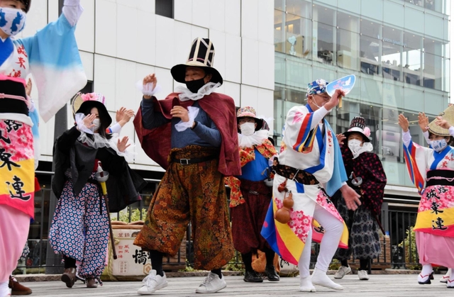阿波踊りのステージで一緒に踊る「にわか」たち＝姫路市駅前町