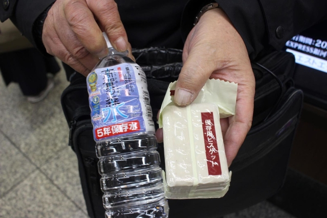 一夜を明かした乗客らに配られた水と災害用のビスケット＝ＪＲ姫路駅