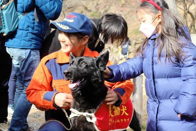 出初め式で家族連れらと触れ合う災害救助犬＝姫路市本町