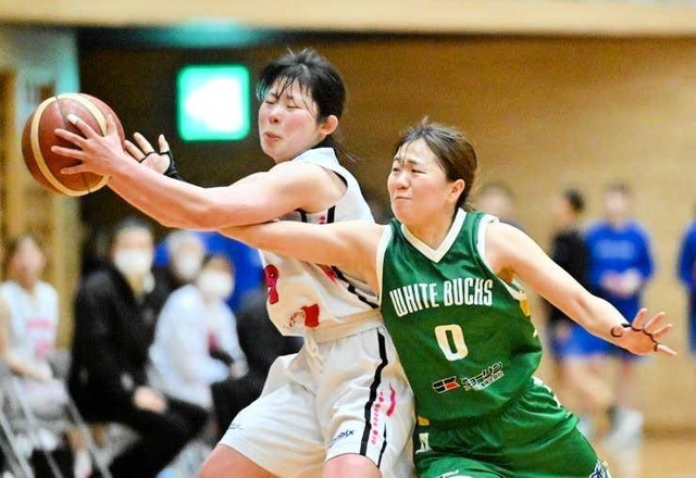 激しくボールを奪い合うアストライアの城間美帆（左）とホワイトバックスの板井かんな＝滋賀ダイハツアリーナ