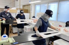 再建した工場でタイツを生産する従業員ら＝サン・エース