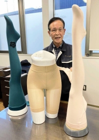 ものづくりの粋が詰まったバレエ用タイツなどを紹介する長尾勝社長＝サン・エース