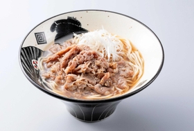 「神戸牛すき焼きえきそば」（まねき食品提供）