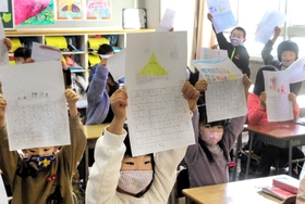 宿題の絵日記を掲げる児童＝飾磨小学校