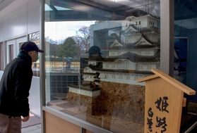 城内図書館に移されたお菓子の姫路城＝姫路市本町