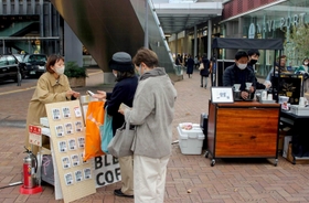 昨年１２月には姫路駅前で販売会を開き、多くの人がコーヒーの香りに足を止めた＝姫路市豆腐町