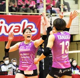 開幕戦以来の勝利をつかみ取った姫路の古市梨乃（左）、田中咲希（右）＝ひたちなか市総合運動公園総合体育館