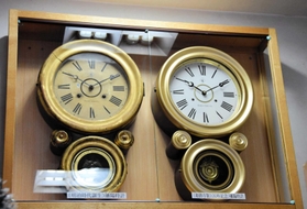 播陽時計のオリジナル（左）とレプリカ（右）が並ぶ永浜時計店の店内＝姫路市元町