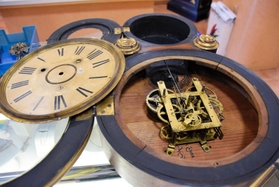 文字盤を外すと、精巧な機械が現れる＝姫路市元町