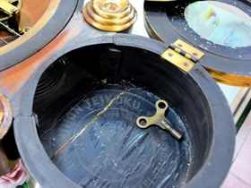 振り子の裏側。ローマ字で会社名や「大日本帝国」などと記されている＝姫路市元町