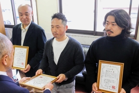 「しらさぎ賞」が贈られた（左から）中前雅樹さん、内藤修睦さん、高谷幸弘さん＝１５日、姫路西消防署