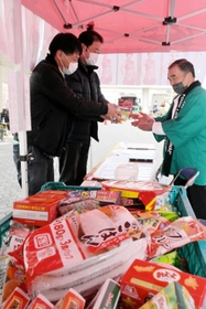 食材を持ち寄る市民ら＝姫路市西延末