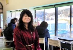 家島の湾内を一望する場所にテレワークスペースを開いた伊藤真美さん＝姫路市家島町宮
