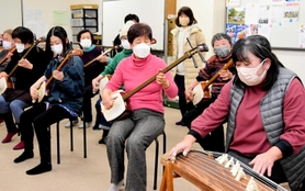 「新曲さくら」を演奏するこまの会の会員＝姫路市内