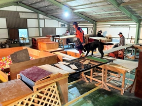 たんすや机を組み合わせた訓練場＝宍粟市山崎町土万