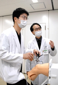 若手医師に膝の手術を指導する村津裕嗣副院長（右）＝姫路市神屋町３