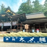 昨年１２月に奉納された大しめ縄＝大神神社（本田商店提供）