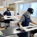 再建した工場でタイツを生産する従業員ら＝サン・エース