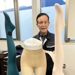 ものづくりの粋が詰まったバレエ用タイツなどを紹介する長尾勝社長＝サン・エース