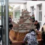 細心の注意を払って搬入されるお菓子の姫路城＝城内図書館（姫路市提供）