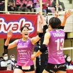 開幕戦以来の勝利をつかみ取った姫路の古市梨乃（左）、田中咲希（右）＝ひたちなか市総合運動公園総合体育館