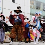 阿波踊りのステージで一緒に踊る「にわか」たち＝姫路市駅前町