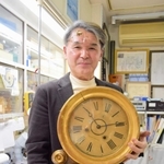 播陽時計を抱える永浜恵悟さん＝姫路市元町