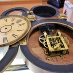 文字盤を外すと、精巧な機械が現れる＝姫路市元町