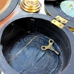 振り子の裏側。ローマ字で会社名や「大日本帝国」などと記されている＝姫路市元町