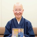 波瀾万丈の半生を語り下ろした本を出した、不徹寺の松山照紀住職＝姫路市内