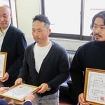 「しらさぎ賞」が贈られた（左から）中前雅樹さん、内藤修睦さん、高谷幸弘さん＝１５日、姫路西消防署