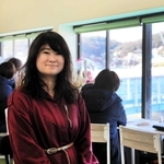 家島の湾内を一望する場所にテレワークスペースを開いた伊藤真美さん＝姫路市家島町宮