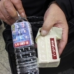 一夜を明かした乗客らに配られた水と災害用のビスケット＝ＪＲ姫路駅