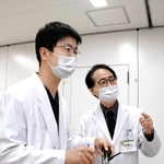 若手医師に膝の手術を指導する村津裕嗣副院長（右）＝姫路市神屋町３