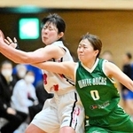 激しくボールを奪い合うアストライアの城間美帆（左）とホワイトバックスの板井かんな＝滋賀ダイハツアリーナ