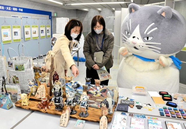 「かなしきデブ猫ちゃん」の展示会。初日は「マル」の着ぐるみも登場した＝神戸新聞社姫路本社