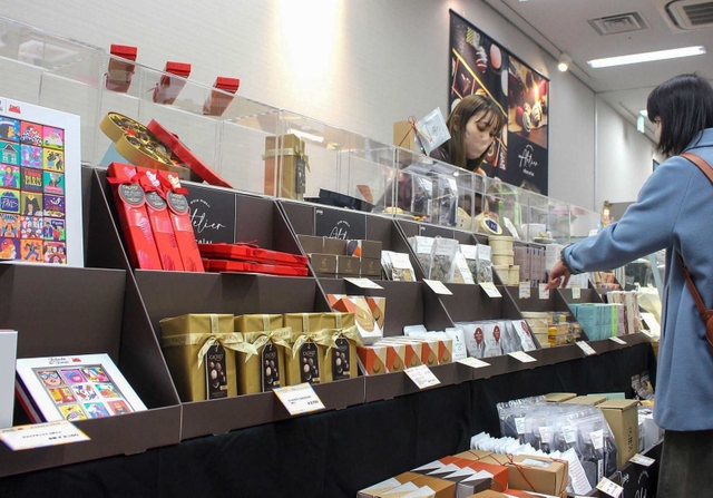 ピオレ姫路では自身への「ご褒美」コーナーも用意＝姫路市駅前町