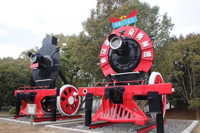 相生市の中央公園にある中国製ＳＬのモニュメント。かつては車両が２両保存されていた＝同市那波南本町