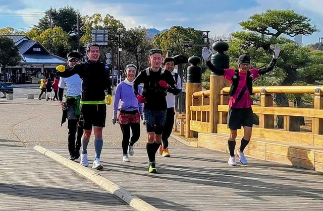 コースを巡って姫路城に戻った試走会の参加者＝姫路市本町（提供）