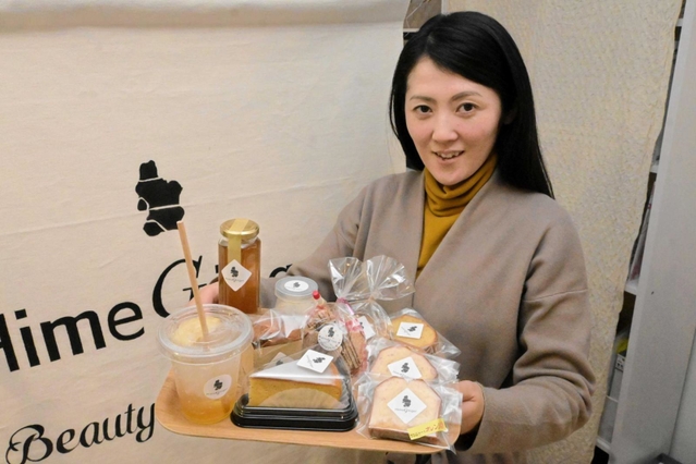 ショウガを使ったオリジナル商品を手にする八木有加さん＝姫路市東延末１