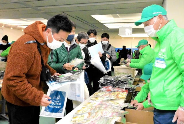 ゼッケンや参加賞を受け取るランナーたち＝イーグレひめじ