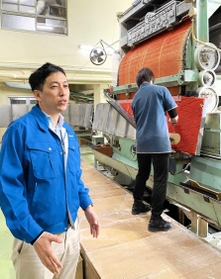 歴史あるマッチ製造設備を前に会社の未来を語る大西潤さん＝姫路市東山