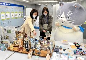 「かなしきデブ猫ちゃん」の展示会。初日は「マル」の着ぐるみも登場した＝神戸新聞社姫路本社
