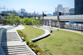 ＪＲの高架線路に挟まれた場所を圧迫感のない空間にした「キャスティ２１公園」（日建設計提供）